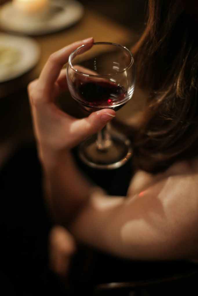 Verre de vin tenue par une main
